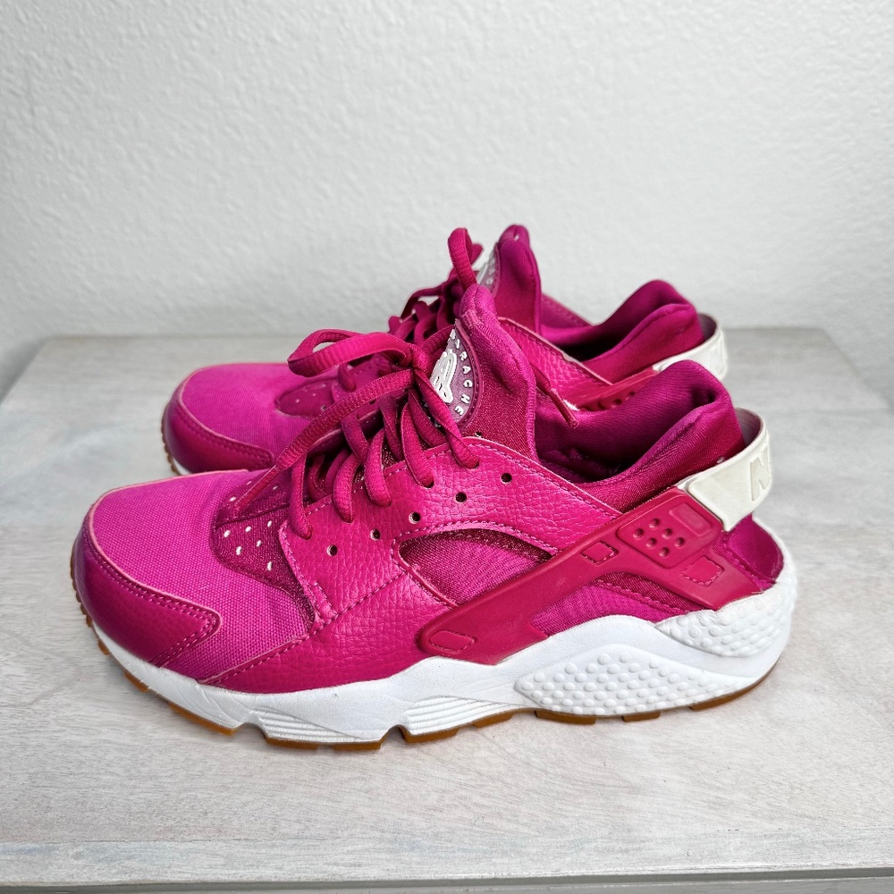 Nike Air Huarache Run *Women's size 7, color: 'Sport Fuchsia Gum'